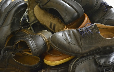 Пенсионерам, школьникам и многодетным семьям.